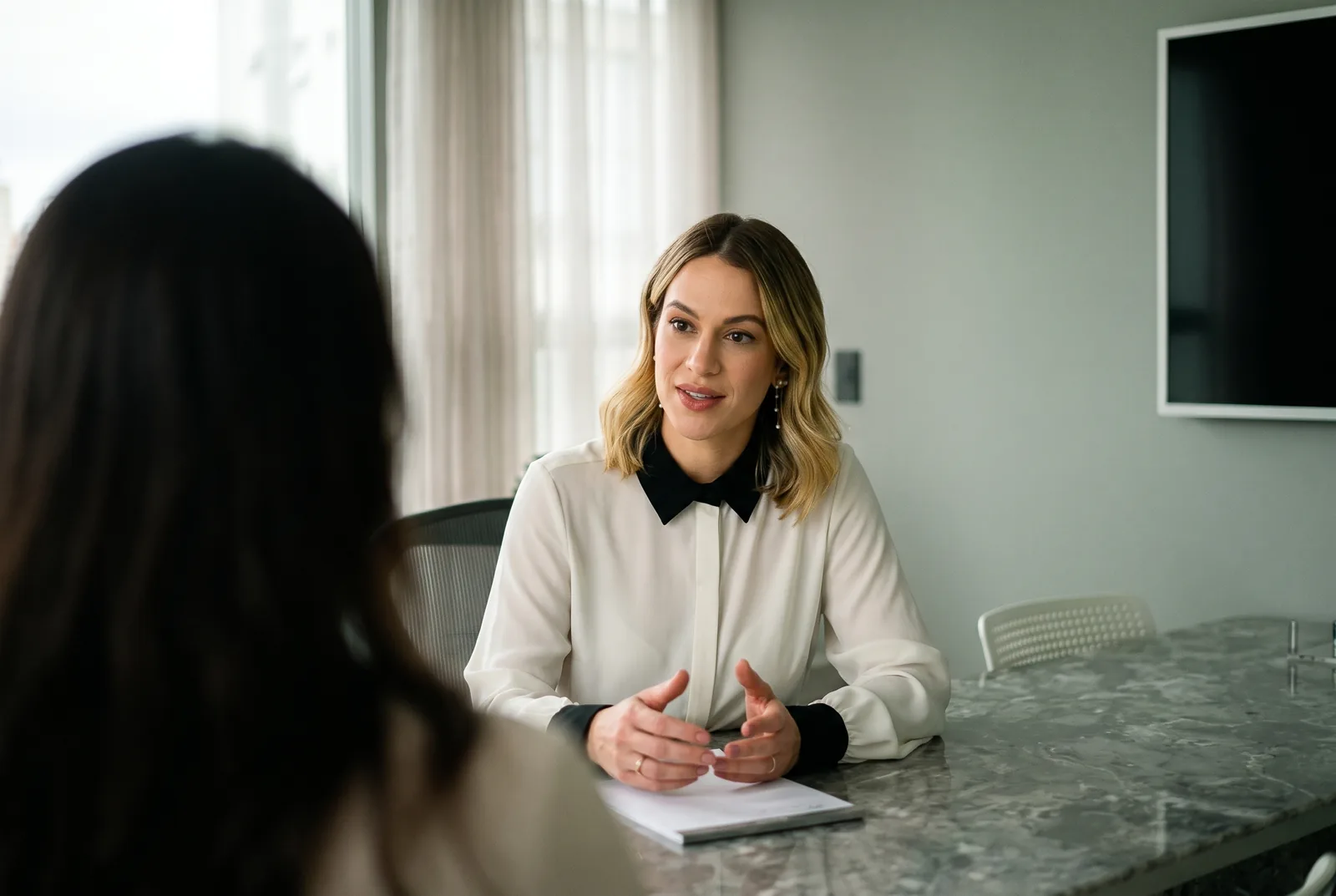 Dra. Juliana Gaiotto em consulta com paciente